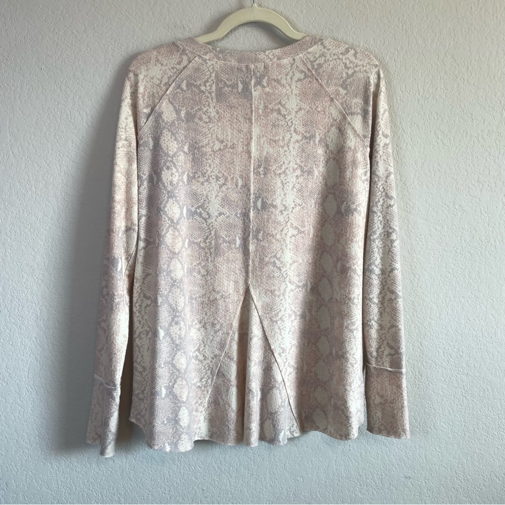 Michael Stars Pink Reptile Print Soft Long Sleeve Boatneck Shirt with Thumbholes - Picture 5 of 9